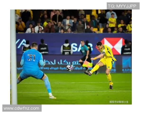 足球巨星巅峰时刻回顾与传奇表现分析