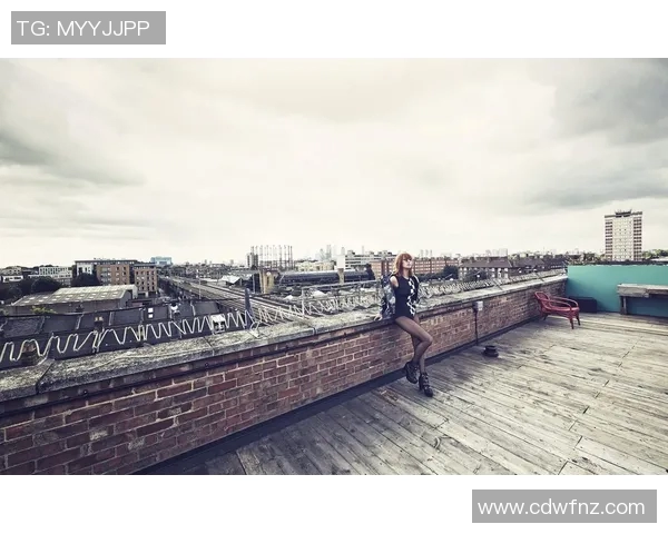 足球明星与美女的完美结合壁纸尽显魅力与风采